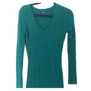 Ribbed v-neck sweater dress 👗